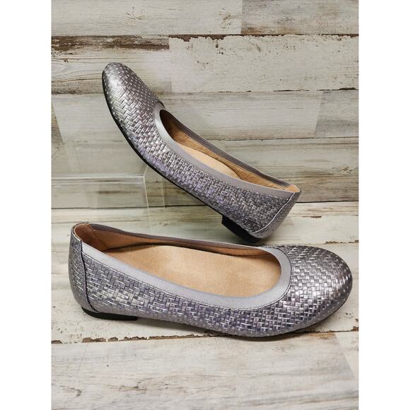 Vionic Women's Anita Leather Slip On Flats silver Geo Leather Size 6.5 - Picture 1 of 8
